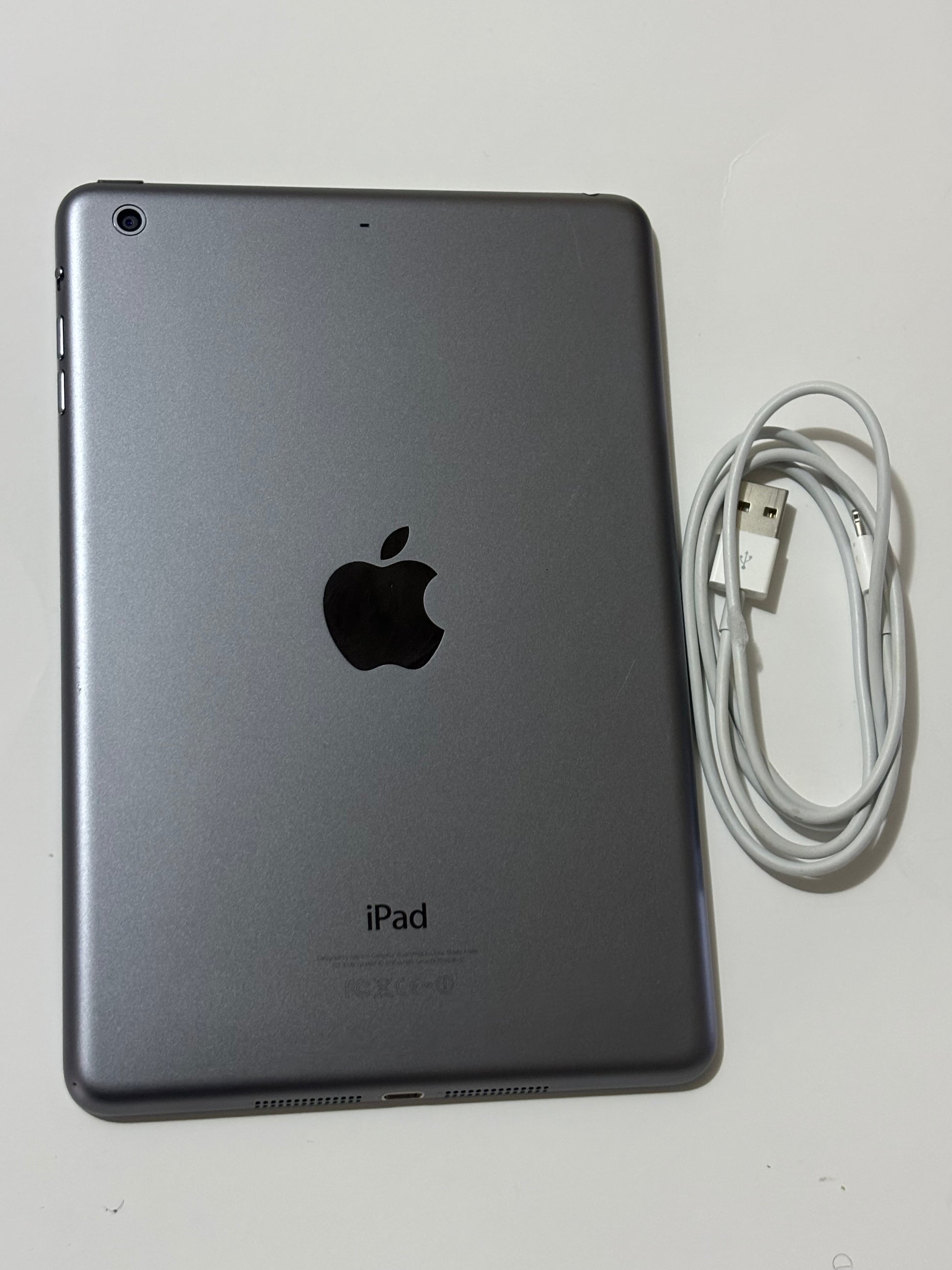 Apple iPad mini 2 128GB Space Gray with charging cable