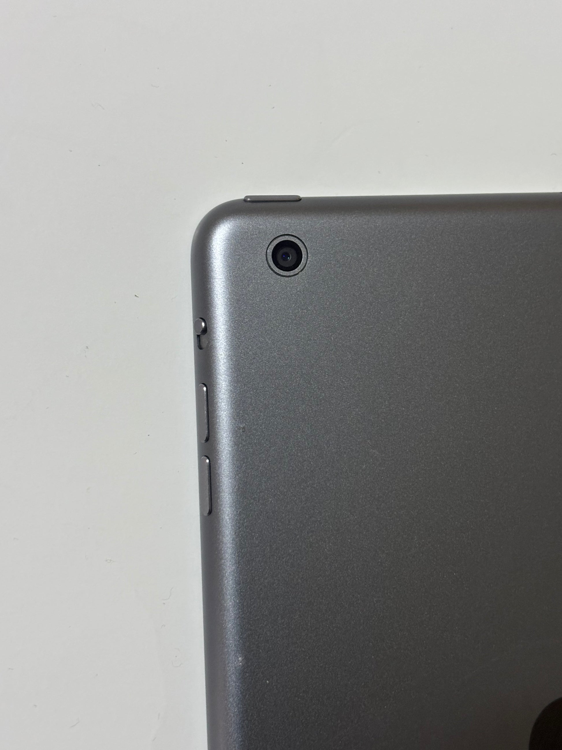 Apple iPad mini 2 128GB Space Gray with charging cable
