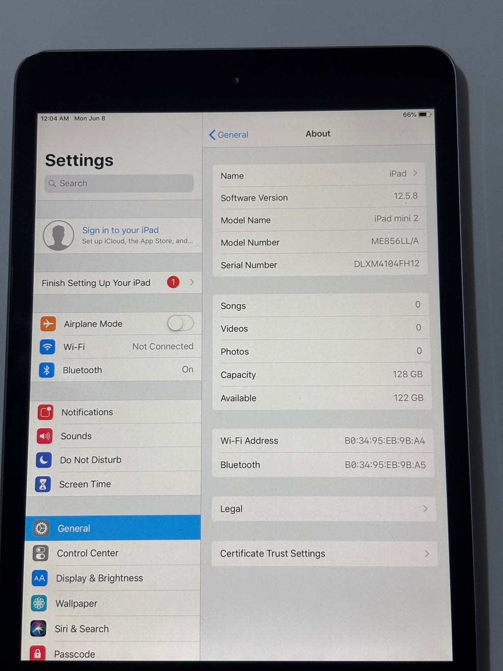 Apple iPad mini 2 128GB Space Gray with charging cable