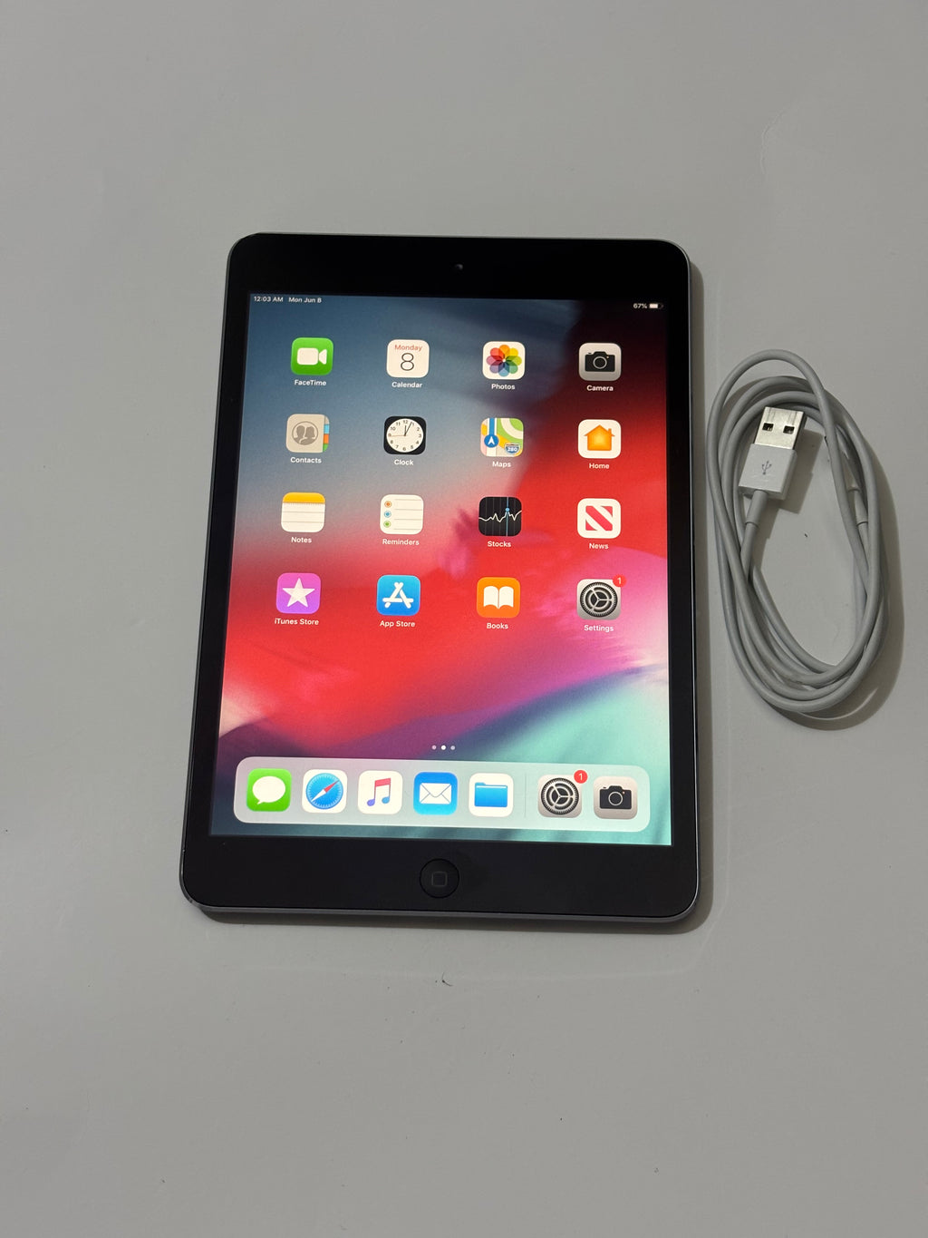 Apple iPad mini 2 128GB Space Gray with charging cable